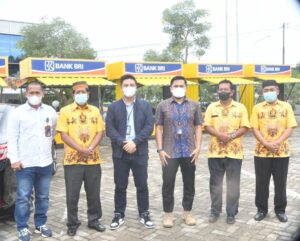 Majukan UMKM, BRI Cabang Soppeng Serahkan 10 Box Jualan Kepada Pelaku Usaha