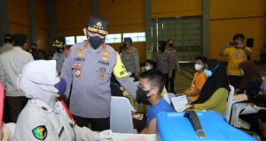 Tinjau Vaksinasi Serentak di 34 Provinsi, Kapolri: Lebih Baik Kumpul Keluarga di Rumah saat Pergantian Tahun