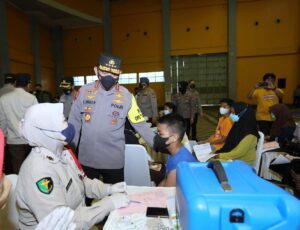 Tinjau Vaksinasi Serentak di 34 Provinsi, Kapolri: Lebih Baik Kumpul Keluarga di Rumah saat Pergantian Tahun