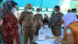 Cara Meyakinkan Warga Ala Ruksamin, Pemberian Vaksinasi Diawali Oleh Anak Bupati Konut