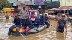 Bantu Penanganan Banjir dan Longsor di Jayapura, Polda Papua Turunkan 380 Personel