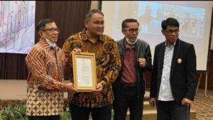 Hendri Bangun Serahkan SK JMSI Sebagai Konstituen Dewan Pers