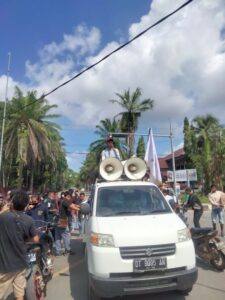 Demo di Dinas Kehutanan Sultra, Massa Aksi Minta IPPKH PT KMS 27 Dicabut