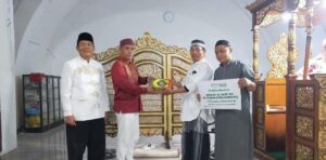 Safari Ramadan di Masjid Fastabiqul Khairat Asinua, Rusdianto Serahkan 22 Buah Al-Quran