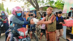 Jelang Berbuka Puasa, Relawan Sedekah Nabung Jumat Berbagi Takjil dan Nasi Bungkus