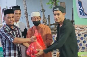 Bagikan THR Kepada Warga Motui, APBMI Konut Motivasi Warga Berwirausaha