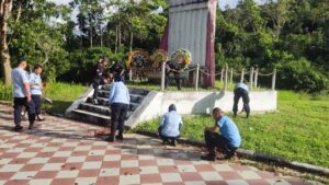 Sambut Hari Jadi Kemenkumham dan HUT RI Ke-77, Rutan Unaaha Bersihkan Taman Makam Pahlawan Asao