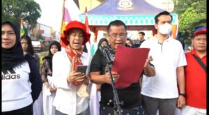 Hotman Paris Dan Ingrid Widjanarko Membaca Teks Proklamasi di Jalan