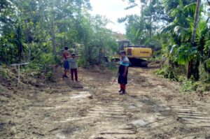 Peduli Nasib Petani, Kadin Konawe Bantu Perbaikan Jalan Usaha Tani Kelurahan Andabia
