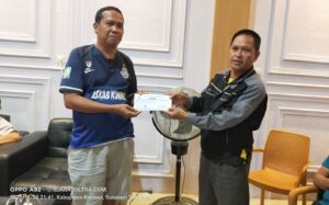 Askab PSSI Konawe Serahkan SK Pengurus Cabang Sepak Bola Porprov 2022