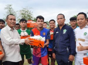 Rusdianto Serahkan Sepatu Bola Kepada Atlet Porprov Askab PSSI Konawe