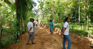 Mudahkan Askes Produksi, Ketua Kadin Konawe Bantu Perbaikan Jalan Desa Totombe Jaya