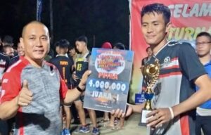 Turnamen Bola Voli Karang Taruna Mataiwoi Cup 1 Resmi Ditutup, Rusdianto Serahkan Hadiah Kepada Pemenang