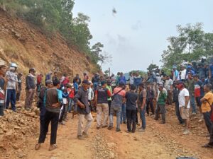 Tuntut Pembagian Royalti, Ratusan Masyarakat Amonggedo Tutup Jalan Hauling PT ST Nickel Resources