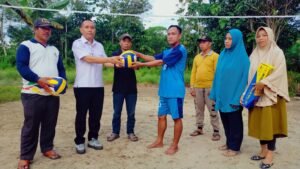 Temui Warga Korumba, Wakil Ketua DPRD Konawe Bantu Karang Taruna Bola Voli