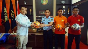 Serahkan Bantuan Bola Futsal, Wakil Ketua DPRD Apresiasi Kinerja Rutan Unaaha