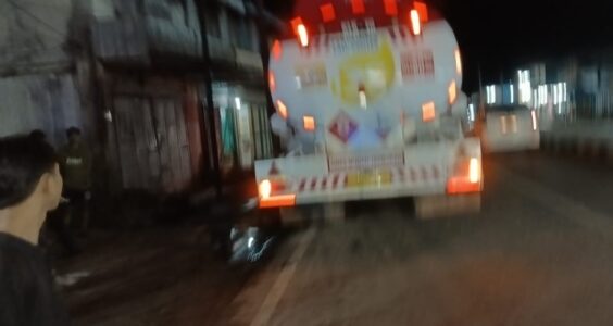 Tabrak Truk Tangki, Seorang Pengendara Motor Dilarikan Ke Puskesmas
