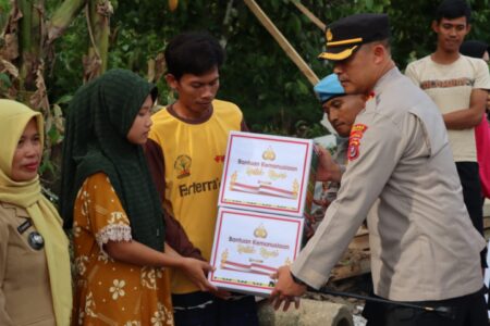 Peduli Sesama, Polres Konawe Salurkan Bantuan Sosial Untuk Korban Bencana Alam di Wonggeduku