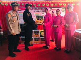 Petugas Pos Pengamanan Lebaran Dapat Bingkisan Dari Ketua Bhayangkari Cabang Konawe