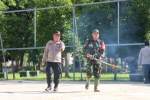 Sinergitas TNI dan Polri, Polsek Bersama Koramil Lainea Kompak Melaksanakan Kerja Bakti