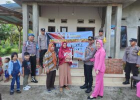Polsek Wonggeduku Berbagi, Warga Terdampak Cuaca Ekstrem Diberikan Bantuan Paket Sembako