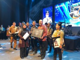 Momen HUT Sultra Ke-59, PT VDNIP Terima Penghargaan Paritrana Award