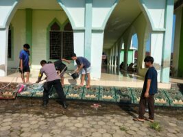 Sambut HUT Bhayangkara Ke 77, Polsek Unaaha dan Tongauna Bersih – Bersih Rumah Ibadah