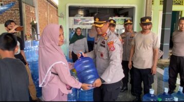 Sambut HUT Bhayangkara Ke 77, Polres Konawe Gelar Kerja Bakti Hingga Berbagi Kepada Warga