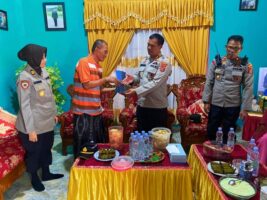 Kapolres Konawe Besuk Personel Yang Menderita Sakit Menahun