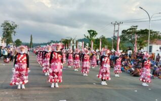 Barisan Sekretariat DPRD Konawe Tampil Elegan Dengan Gaun Penghempasan Sampah