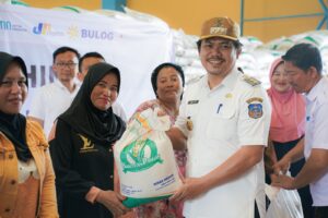 Jaga Stabilitas Pangan, Pemkab Koltim Salurkan Bantuan Cadangan Beras Pemerintah