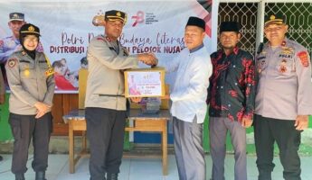 Bagikan Buku Paket, Kapolres Konawe Mendorong Literasi di SD Integral Hidayatullah