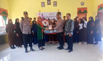 Polri Peduli Budaya Literasi, Polsek Abuki Bagikan 50 Buku Bacaan ke Siswa SMPN Satap 1 Asinua