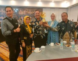 Berhasil Majukan UMKM, Anton Timbang Diganjar Penghargaan Sultra Awards 2023