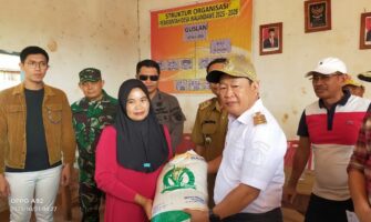 Usai Salurkan Bantuan Beras, PJ Bupati Janjikan Perbaikan Infrastruktur dan Pupuk Gratis Untuk Warga Desa Walandawe