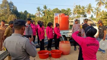 Aksi Peduli Sesama, Polres Konawe Bersama Bhayangkari Distribusi Air Bersih Untuk Masyarakat