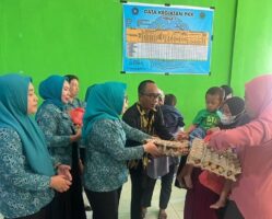 Kunker di Lalonggasumeeto, Ketua TP PKK Konawe Salurkan Bansos