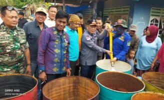 Salurkan Bantuan Air Bersih dan Beras di Lalonggasumeeto, Begini Pesan Moral PJ Bupati Konawe