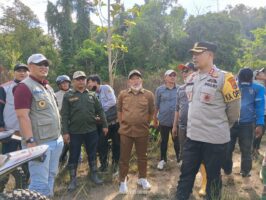 Bersama PJ Bupati, Kapolres Konawe Tinjau Titik Nol Pembangunan Jalan Latoma – Routa