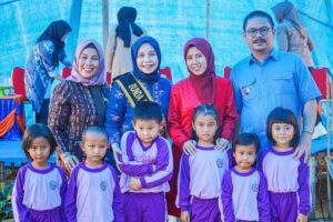 Kunker di Desa Tetewua, Bupati Koltim Serahkan Beasiswa Kepada 52 Siswa dan Siswi Berprestasi
