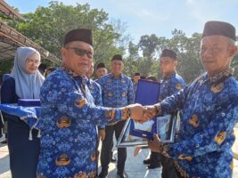 Peringati Hari KORPRI, Harmin Ramba Serahkan SK dan Cendera Mata Kepada ASN Yang Memasuki Batas Usia Pensiun