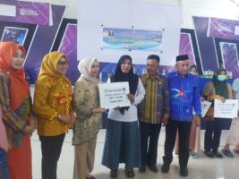 Ketua TP PKK Koltim Serahkan BLT Elnino di Lima Kecamatan