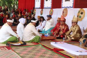 Hadiri Pengukuhan Raja Konawe, Penjabat Gubernur Sultra Terima Gelar Adat Suku Tolaki
