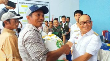 Kunjungan Kerja di Kecamatan Soropia, PJ Bupati Konawe Serahkan Bantuan 14,9 Ton Beras
