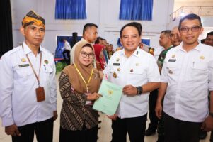 Penjabat Gubernur Sultra Serahkan 4.284 Sertipikat Tanah di Kota Baubau