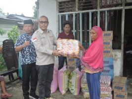 Wakil Ketua DPRD Serahkan Bantuan Kemanusiaan Kepada Korban Bencana Angin Puting Beliung