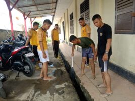 Antisipasi Penyebaran Demam Berdarah, Personel Polres Konawe Bersih-bersih Mako