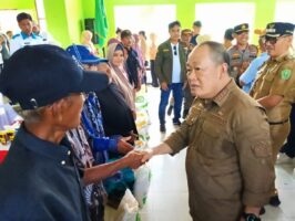 Kunker di Kecamatan Onembute, Harmin Ramba Salurkan Bantuan Beras CPP 8,35 Ton