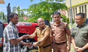 Tingkatkan Produksi Pertanian, Harmin Ramba Serahkan Bantuan 34 Unit Alsintan Kepada Kelompok Tani