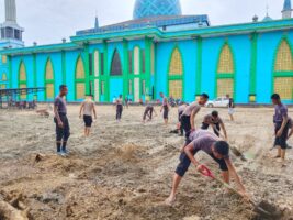 Sambut Ramadhan, Polres Konawe Bersama Warga Gotong Royong Bersihkan Masjid Agung Babussalam Unaaha